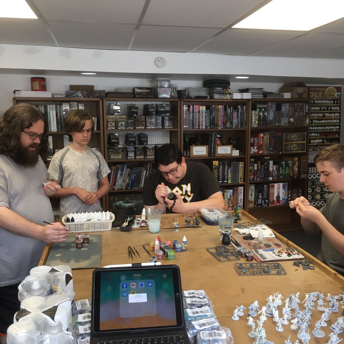 PlayUnplugged's tweet image. Free Miniature Day and #CitadelContrast paint release is hopping! #miniatures #painting #GamesWorkshop #games #shopping #shoplocal #PGH