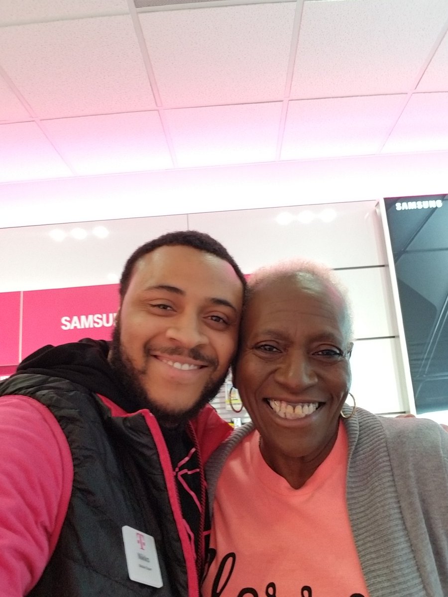 NikkoTmo's tweet photo. My Customers love me #MagentaChicago https://t.co/Gf1QglOC4p