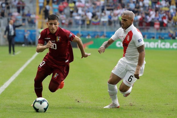 hturinese's tweet image. Primer tiempo muy flojo. Poco juego, abundan las impresiciones. El recurso del pase largo para buscar a Salomón debería ser eso: un recurso. No la constante. Venezuela tiene futbolistas para jugar más. #CopaAmérica