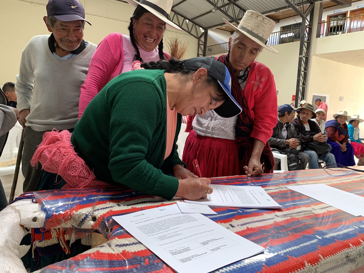 FonapaOficial's tweet photo. Apoyamos al Consorcio de Juntas de agua Río Minas-Ramos Zapana, Sígsig.  Firmamos acuerdos por el agua con más de 36 comuneros. 8 juntas de agua. Se benefician más de 2500 personas! @FONAPA1 @TNCLatinAmerica @GADSigsig @RadioFasaynan https://t.co/c8JQd5mAWQ