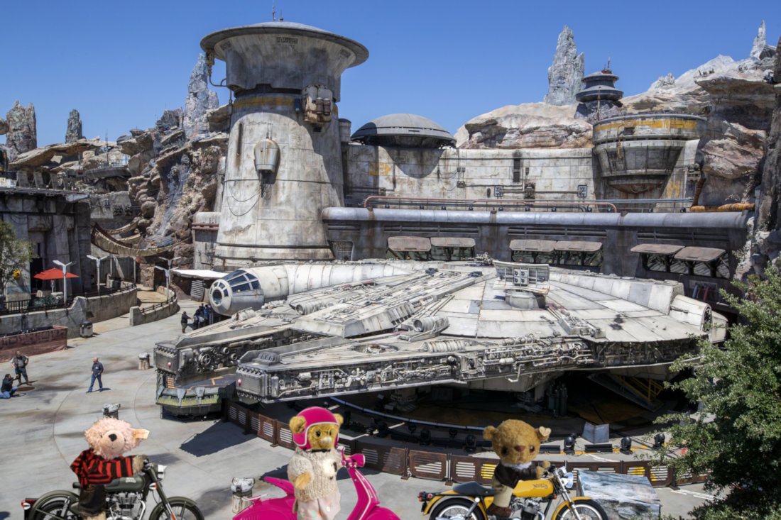 Is that the Millenium Falcon Archie? <a href="/TheHugHouse/">🧸🌻 Alfie 🌻 🧸</a> How did you get us onto the set? Wow! Look at this Pru! @prufur #TheRuffRiderz