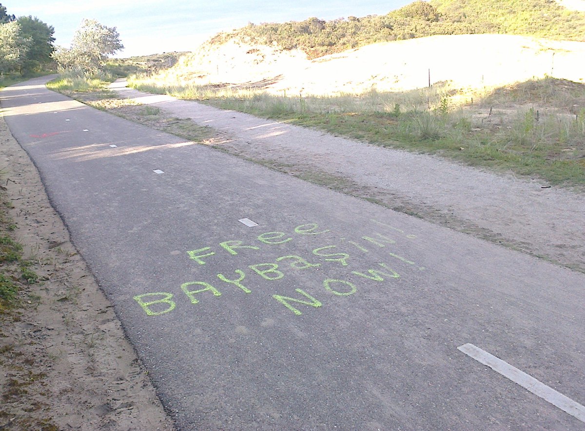TruthHitsEvery1's tweet photo. Vandaag werd 15e editie van de Katwijkse #kippenloop georganiseerd.
De deelnemers van deze prachtige wandeltocht komen de 'Free #Baybasin-slogan' ieder jaar tegen (geen verf, maar krijtspray) https://t.co/RpI3GzGspc