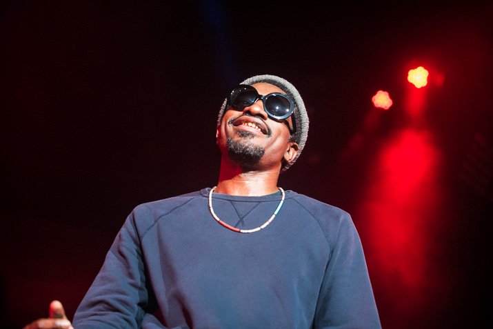 okayplayer's tweet photo. André 3000 was spotted playing the flute in an LAX terminal: https://t.co/PsoaH7ndJw https://t.co/ixBtn6JxY7