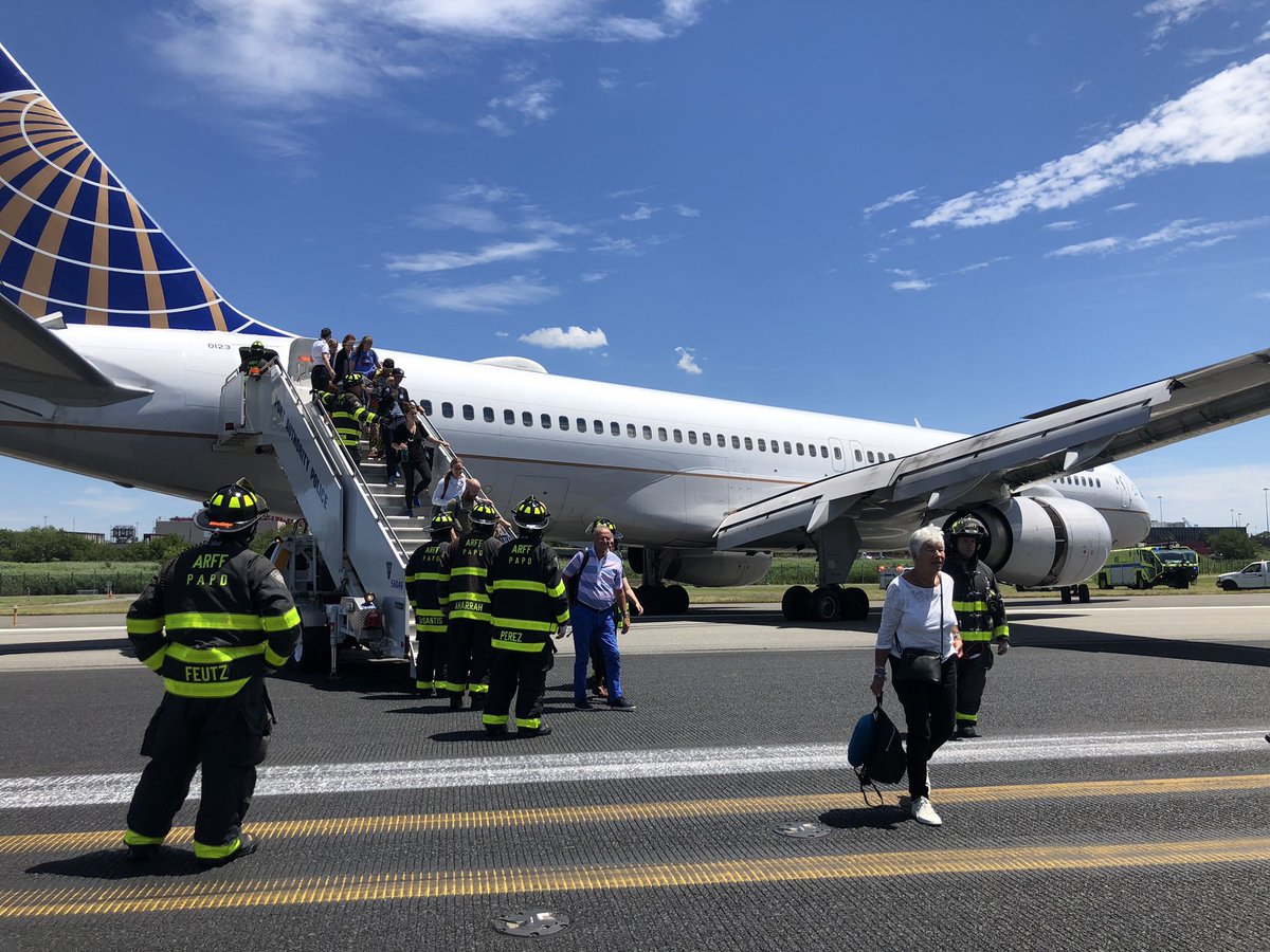 انفجار تایرهای یک هواپیما و خروج از باند فرودگاه در آمریکا