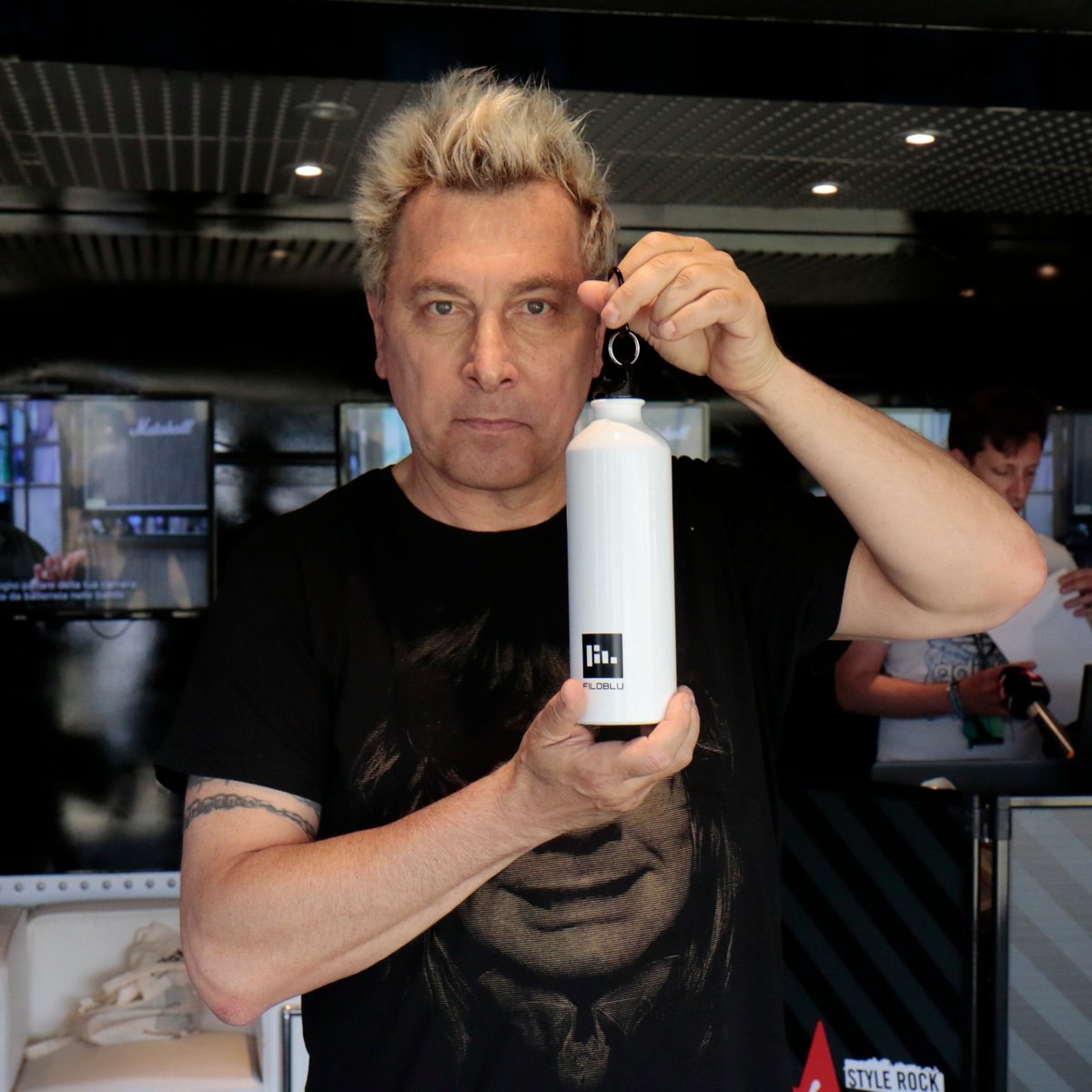 FiloBlu's tweet image. #VirginRadio supports #FiloBlu. @VirginRadioIT speakers and #RockAmbassador @MarkyRamone with our reusable water bottle. #FirenzeRocks #StayRock