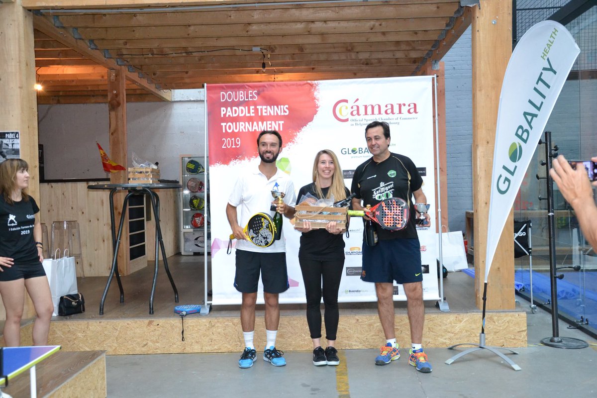 CamaraBelux's tweet photo. ¡Enhorabuena a los ganadores de las dos categorias avanzada y amateur en el I Torneo de Padel organizado en #Bruselas para la comunidad #expat! #Globality ⁦@BuendiaTours⁩ #sacacorchos #Rentmore ⁦@MahouSanMiguel⁩ ⁦@QUESOSROCINANTE⁩ https://t.co/PCKwVIQ75T