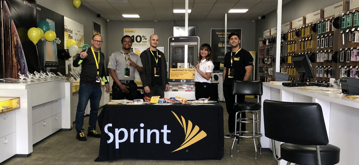 @SprintKelly and I are at #ExpertsChoice Sprint Select store Oceanside Baby where the smells of the Pacific &amp; fantastic #SizzlingSprintSaturday deals are in the air <a href="/kkwestisbest/">kevin kunkel</a> <a href="/mmcmahon09/">Michael McMahon</a> <a href="/codybwelker/">Cody Welker</a> <a href="/TLE619/">Trent E</a> <a href="/NRSPG_ESeaton/">Eric Seaton</a> <a href="/collierjeremy/">Jeremy Collier</a> <a href="/DannyIsho/">Danny Isho</a> <a href="/VinnyYaldo/">Vinny Yaldo</a> <a href="/SDMikeE1331/">mike eccher</a>