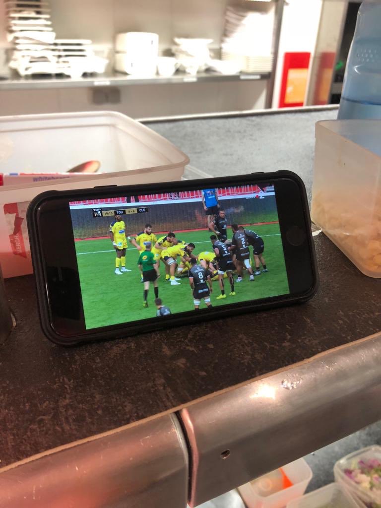 Même avec un restaurant complet, ... allez le jaune et bleu 😄 #chef #chevredor #chefauvergnat #asm #rugby #finale #top14 <a href="/ASMOfficiel/">ASM Rugby</a>