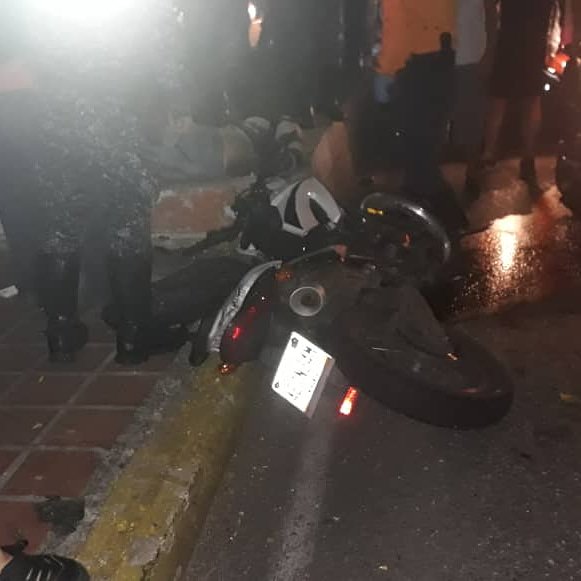 El pasado viernes 14 de junio, funcionarios de PCSucre, atendieron a un grupo de personas lesionas producto de una colisión vehicular ocurrida en la Avenida Sanz de el Marqués, y en la que estuvo involucrada una motocicleta.