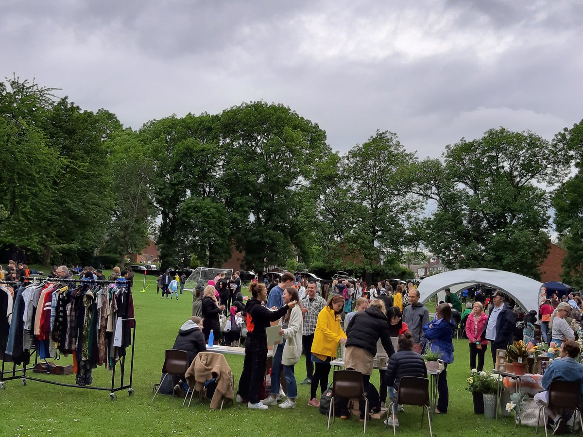 GatherLeeds's tweet image. Big well done to the @juneprojectLS6 for a weeks activities in #HydePark, #Woodhouse, #Headingley and finishing with family fun day / football tournament in #BurleyPark. Great to see Local Councillors including @hanbithell supporting the event. @RachelReevesMP