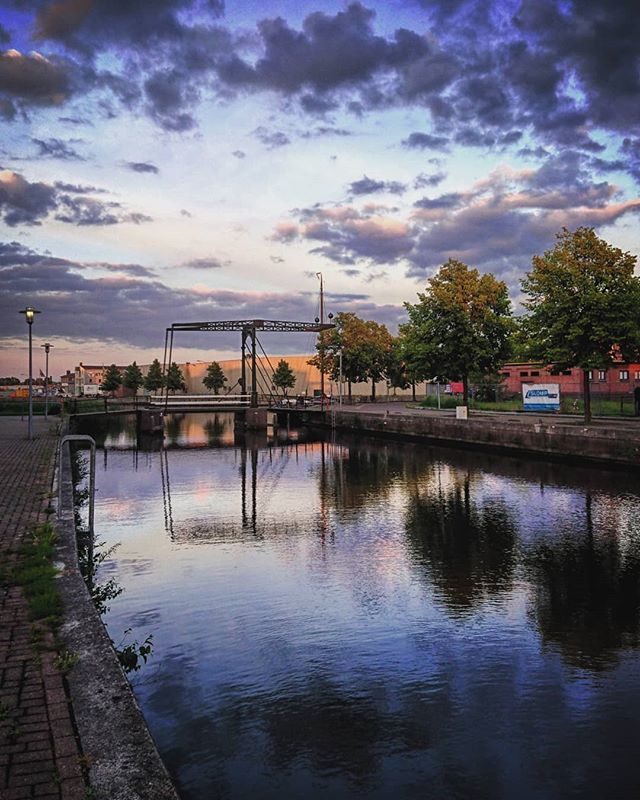 #sky #skybridge #bridgewater #cloudsfordays #water #cloudscape #bridge #cloudstagram #waterview #holland #skyline #cloudsky #cloudscapes #bridges #water_perfection #beautywater #sunset #watercolor #sunsets #clouds #waterscape bit.ly/2IMQ3lM