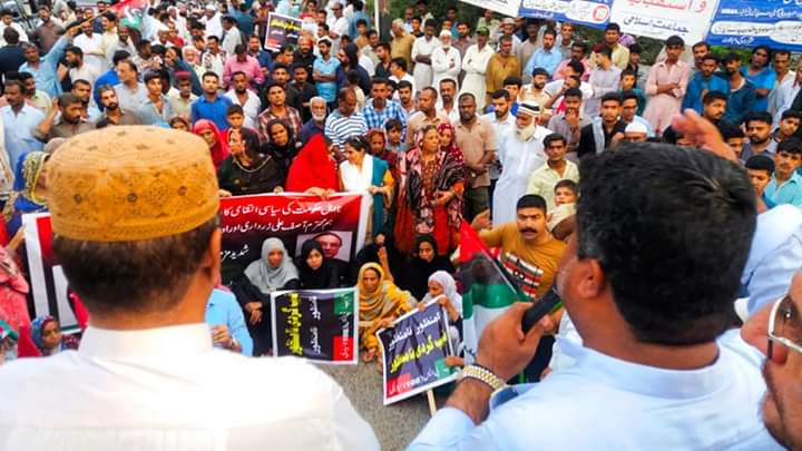 Asghar_Alijan's tweet photo. #PPP Workers Of #PS_108 #Lyari Protest Against Illegal house arrest of Adi Faryal Talpur & President Asif Ali Zaradri at #Mera_Naka_Road_Lyari
#WeStandWithPPPLeadership https://t.co/pYF8DDCFpc