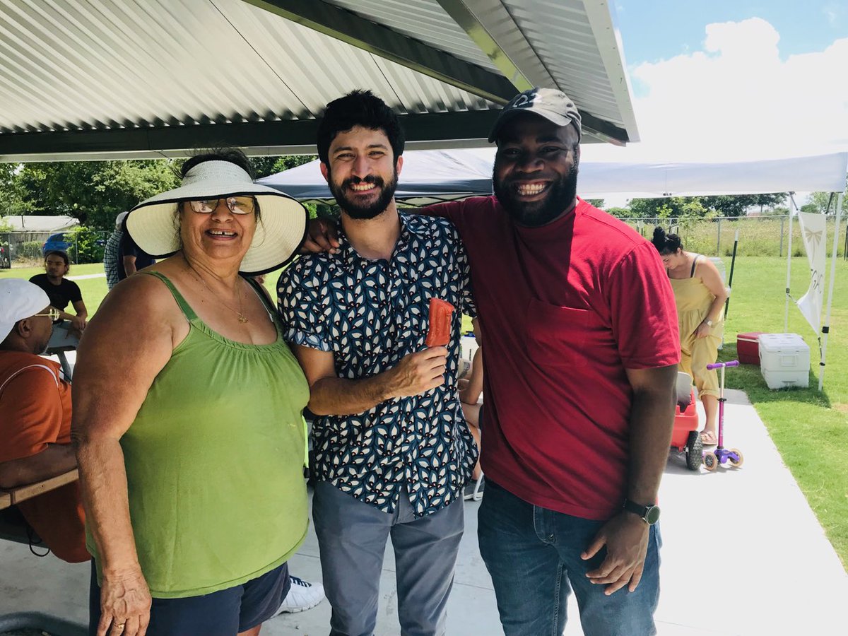 👎👎 This empty lot in St John used to be an empty concrete hole/former swimming pool.

👍👍 now we've got a gazebo, playscape, delicious paletas, and families from every background listening to live music together! 🎸 🎶

Local gov can make a difference ✊