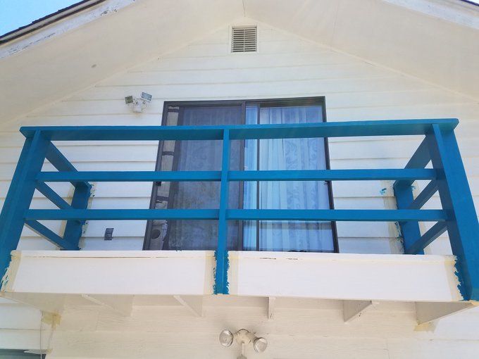 AspenPeeks - 4 pic. Balcony Trim painting to match my Coach started yesterday.. I got more paint on myself than the balcony https://t.co/QIUPsQYQEH