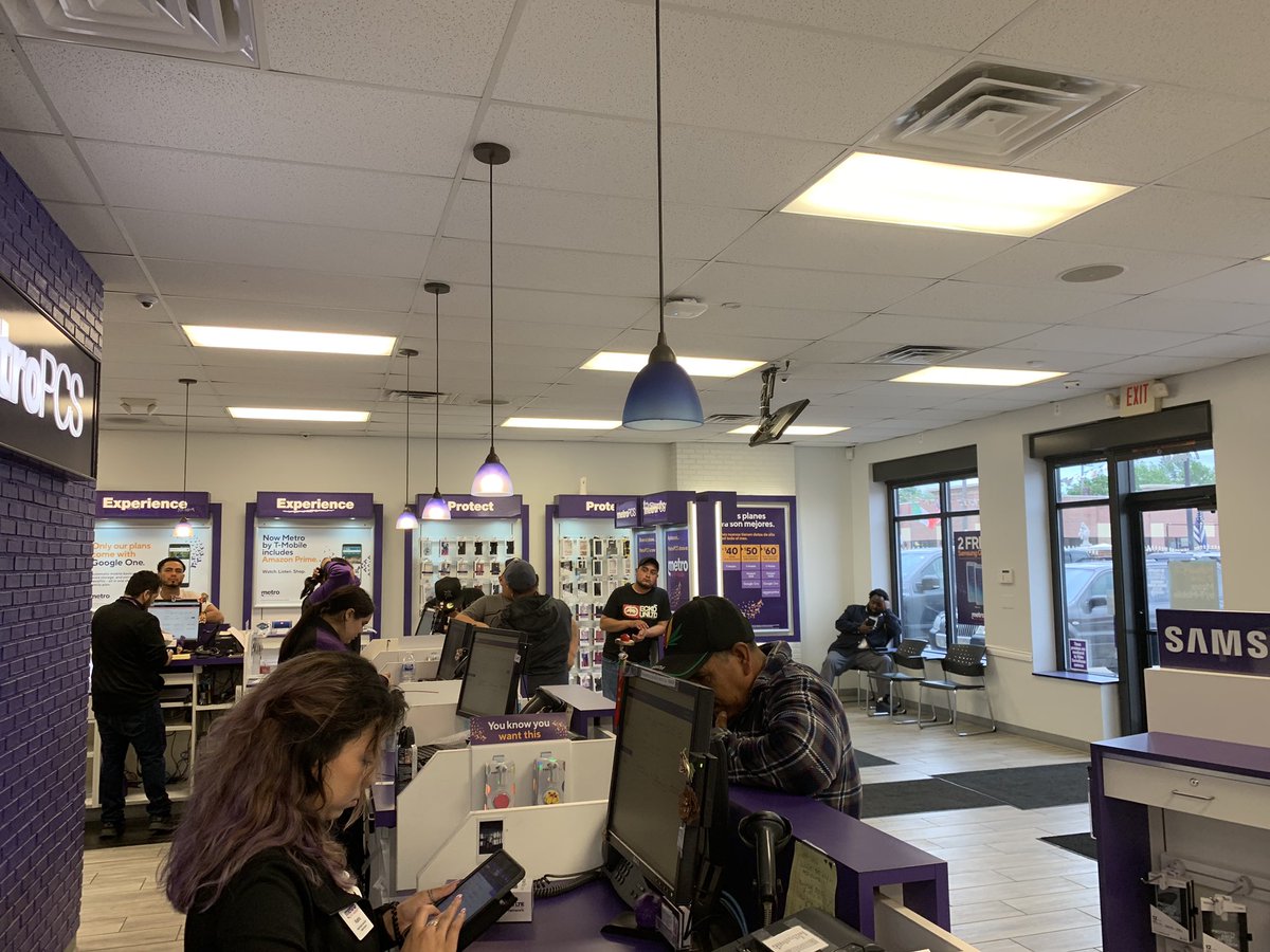 AnaMJimenez0122's tweet photo. Fathers Day promo going strong! #HappyFathersDay #PurpleLife #Sales #FreePhones #BusyDay #LetsKeepTheSalesGoing #BleedPurple #PurpleHair https://t.co/1dN8uRHHqG