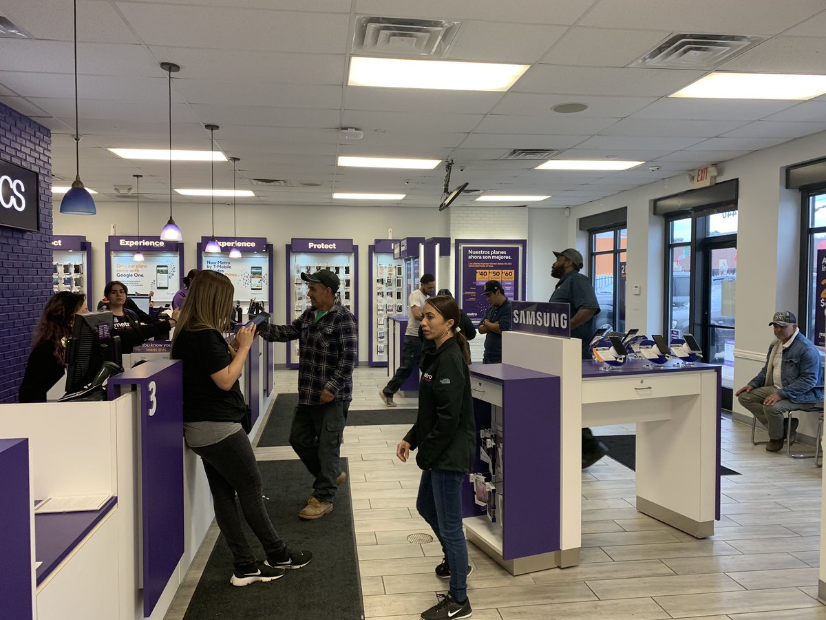AnaMJimenez0122's tweet photo. Fathers Day promo going strong! #HappyFathersDay #PurpleLife #Sales #FreePhones #BusyDay #LetsKeepTheSalesGoing #BleedPurple #PurpleHair https://t.co/1dN8uRHHqG