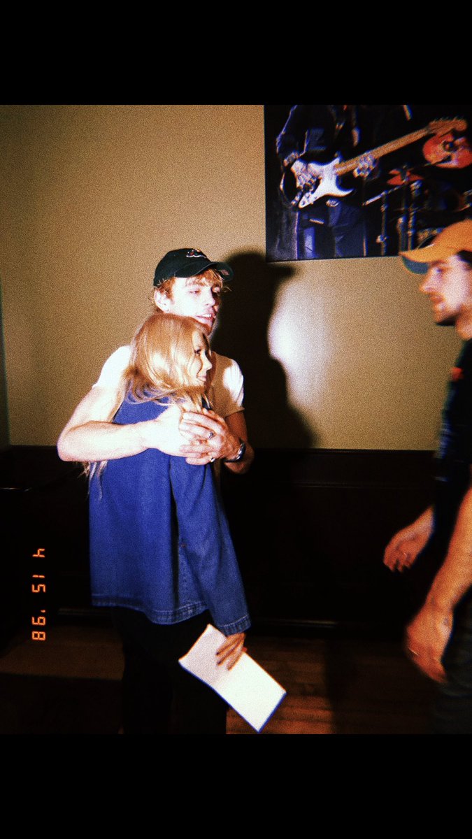 Brookefred29's tweet photo. I miss u @RossLynch https://t.co/ZClUjhLAUn