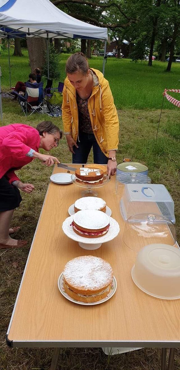 langiesmithz's tweet image. The one with Gin Jam was my favourite ☺️ #judgin #cakeshow 
Is that you Mary?