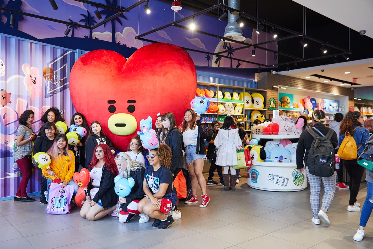 Finally, the wait is over 🎉
Thankful for the good vibes 😎 It's better when we're together!
📍 6922 Hollywood Blvd, Los Angeles, CA 90028
👉 lin.ee/9J6ud8N/hntj 
#WELCOME #NOWOPEN #GRANDOPENING #JUNE15 #SPECIALEVENTS #LINEFRIENDS #BT21 #PERMANANET #STORE #HOLLYWOOD #LA