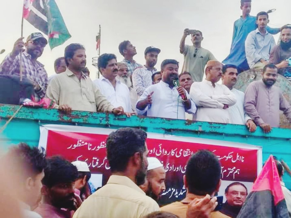HM_Mairaj's tweet photo. #PPP Workers Of #PS_108 #Lyari Protest Against Illegal house arrest of Adi Faryal Talpur & President Asif Ali Zaradri at #Mera_Naka_Road_Lyari
#WeStandWithPPPLeaders
@BBhuttoZardari @BakhtawarBZ @AseefaBZ @khalil_hoat https://t.co/cmghIaX6mK