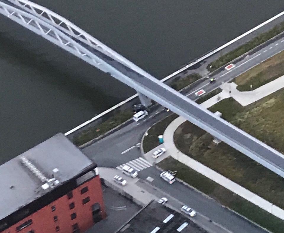 Hoorde je vanavond de politieheli ook vliegen? Die leverde bijstand voor een achtervolging. Hoewel de vluchtende bestuurder levensgevaarlijk door Merksem reed, vielen er geen gewonden. 2 verdachten zijn gevat. Over de context kunnen we momenteel geen details geven <a href="/heli_fedpolfed/">HELI_FEDPOLFED</a>