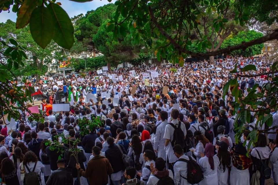 el_kouarty's tweet photo. Ils se battent avec l'intimidation
Nous nous défendons avec l union
1=18 000 
18 000 étudiants, une seul voix 
#MedStudentUnderThreat #DoctorsUnderOppression https://t.co/uFXkxJs9VW