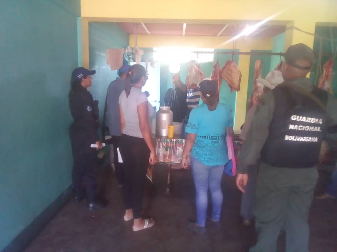 FpGuarico's tweet photo. #15Jun en Guayabal Fundaproal y el estado mayor d alimentación realizan inspecciones contra la guerra económica https://t.co/XYfavJctiB