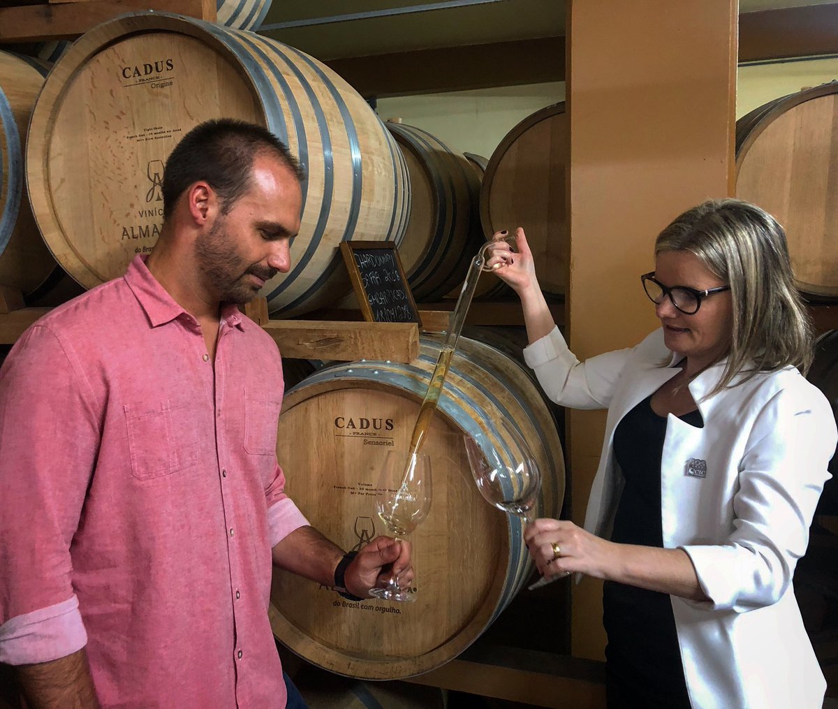 BolsonaroSP's tweet photo. Ontem conheci a vinícola Almaúnica. A proprietária e descendente de italianos, Sra. Magda, grava no rótulo de seus vinhos: "do Brasil com orgulho". Mas nem tudo são flores. Segundo ela 55% do vinho é imposto e a legislação tributária dos estados por vezes inviabiliza o negócio... https://t.co/jSdJFLVUe9