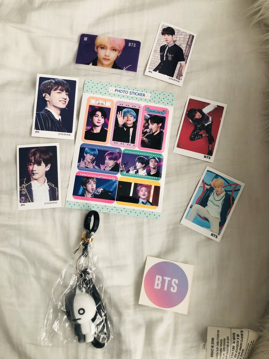 FIVE days till the first giveaway! and my birthday! here’s a pic of what’s included other than the BTS album. (5 random photocards I chose already, 1 transparent card, stickers, and a Van chain!)