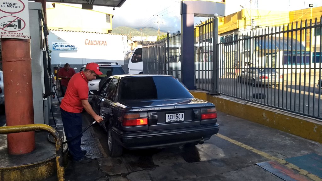 ES_Combustible's tweet photo. #15Jun  #AEstaHora Estación de Servicio ⛽ Continental ubicada frente a al Diario La Nación surtiendo #Combustible tipo #Gasolina a vehículos con los terminales de placa 7, 8 y 9 https://t.co/HsmW75dWGo