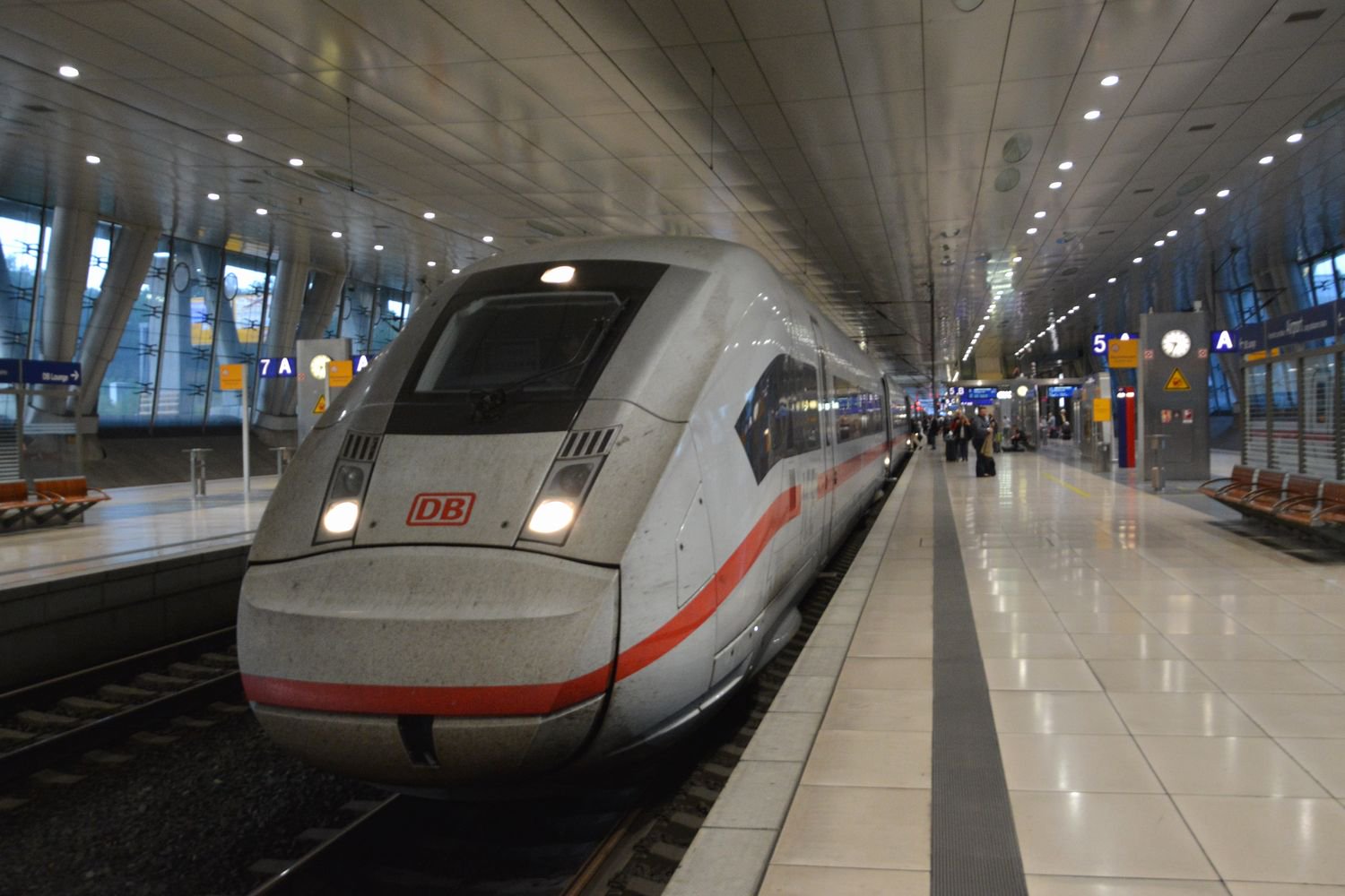 Siegbergbahn Hisa K Ice 4の模型が随分と話題になっているので ポーランドからドイツに戻ったところで 久しぶりに実物に乗車 Ice 773でフランクフルト空港からシュットガルと1時間半程 時間帯に合わせて色調が変わる車内照明が印象的 残念ながら夜