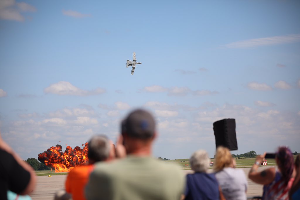 442dFighterWing's tweet photo. An A-10 demonstration team pilot simulates dropping bombs during a close air support pass. #CAS #A10 #Warthog https://t.co/SEwBK5CETX