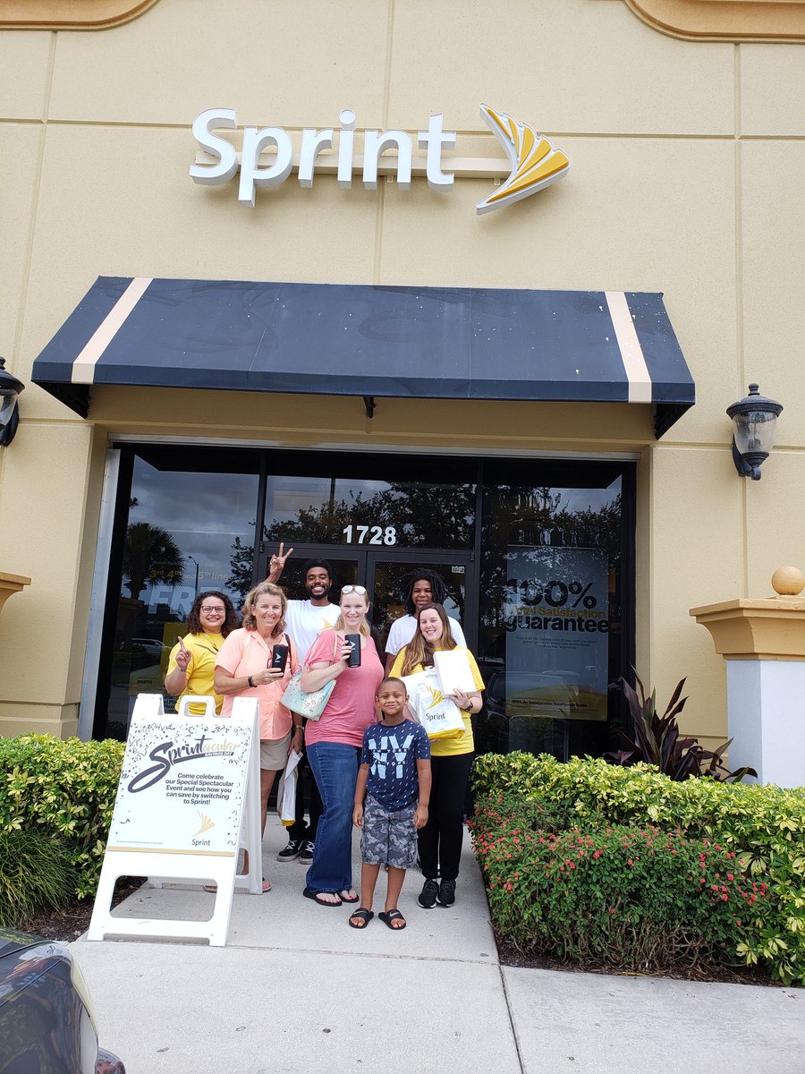1093Store's tweet photo. SSS is here! Stop by 1728 SW SLW BLVD and see how you may qualify for a FREE iPad! #FathersDay #DadsAndGrads @Bri1093ASM @cabreu_sprint @sprint @CityPortStLucie @WorkPortStLucie https://t.co/yHJkfaiFyc
