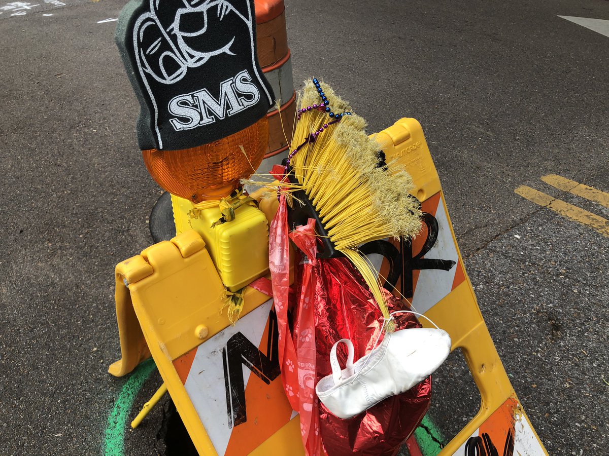 MemphoNewsLady's tweet photo. When the @MLGW barricade’s been there so long neighbors create a shrine. This one on Grove Park in East #Memphis is decorated w/a foam finger, broom, ballet slipper, old balloon &amp; beads. Fun in the #901!
😂😂😂 https://t.co/X9jgh9NCMA