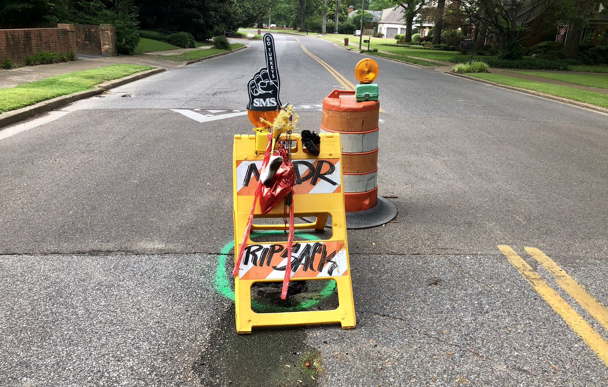 MemphoNewsLady's tweet photo. When the @MLGW barricade’s been there so long neighbors create a shrine. This one on Grove Park in East #Memphis is decorated w/a foam finger, broom, ballet slipper, old balloon &amp; beads. Fun in the #901!
😂😂😂 https://t.co/X9jgh9NCMA