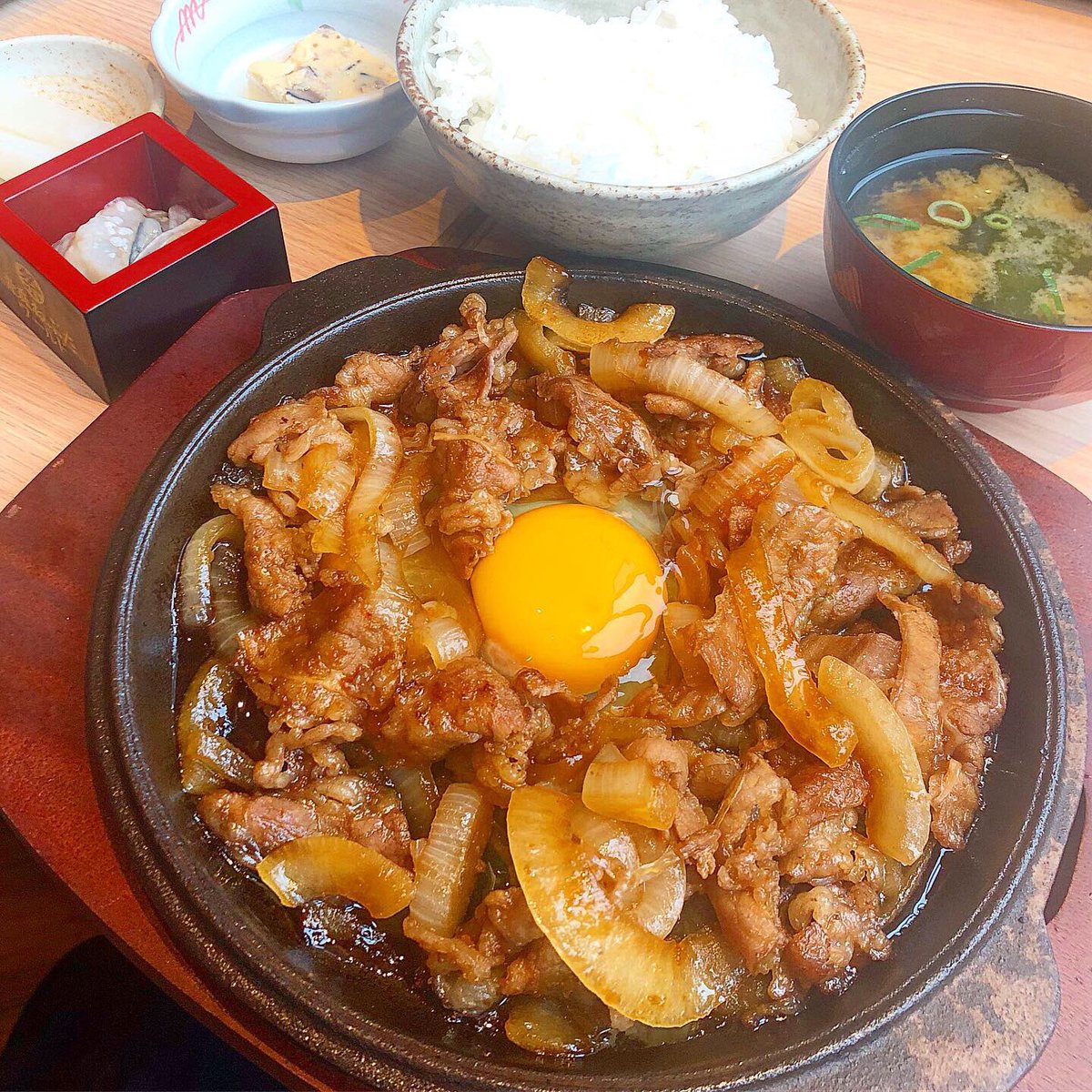 昼メシ部長 青森ねぶたワールド 新橋 十和田バラ焼き定食 選べるごはんのお供2品 ๑ ๑ 焼肉 ランチ ご飯 青森 新橋 東京 日本 Japan Tokyo Lunch Dinner Yum Yummy Beef Eggs Food 美味しい 肉 最高 銀座 グルメ ねぶた 昼