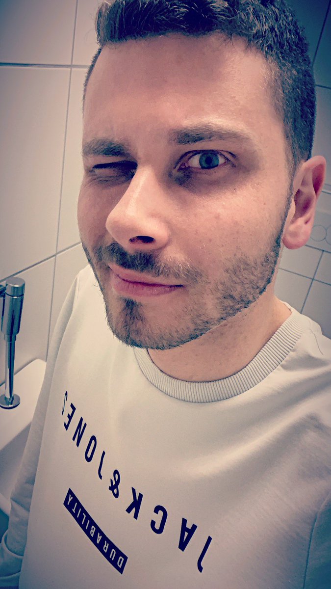 saschkaa92's tweet photo. Kloselfie. #bar #angetrunken https://t.co/t2GHnZyvru