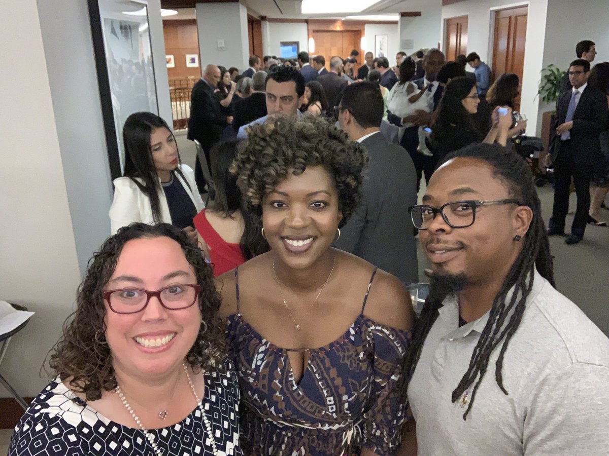 abbyWUim's tweet photo. Best. Faculty. Ever!! Many thanks to our @CleClinicMD #CCIMRP leadership team! @powderpuff04 @CoryChevalier @JollyMD_GIM @EYMD_ @DocJenRamsey #BeLikeRen @CCF_PCCM #CarlosIsada @medpedshosp @LukeDKimMD @CCF_IMCHIEFS https://t.co/9LpAEMW0yD