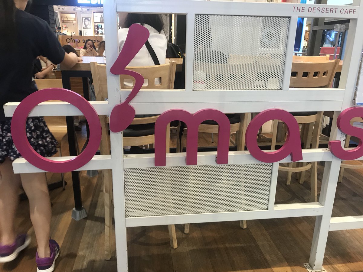 K_Constellation's tweet photo. [Omma spoon: We are here near this sign, come over and take your fs or take a look at our fanpacks! 🤗#6YEARSWBTS] https://t.co/cZ1QpyIMAb