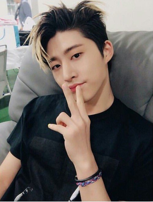 ateez_ot8__'s tweet photo. Kim Hanbin your my one and fucking only. 

I know I’m late for #iKONICSelcaDay but I’ve been stressed lately. 

This one is for you Hanbin-ssi ❤️

#ForHanbin #HANBINSTAYWITHUS #HanbinBeStrong #HanBinWeLoveYou #HANBIN #iKONICwithHanbin https://t.co/eK1zGhoe5b