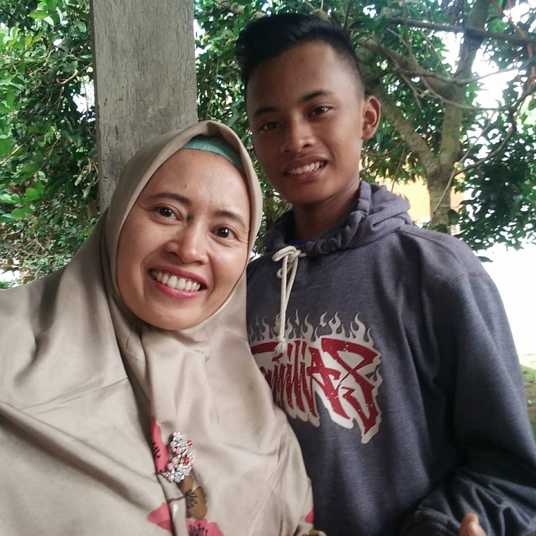 Sodiah4's tweet photo. Dirgahayu SPRT Sapulidi ke 6 
16 Juni 2019
Senantiasa semangat bergerak dlm perjuangan utk kerja layak, keadilan sosial dan dunia tanpa diskriminasi, kekerasan bagi seluruh Pekerja Rumah Tangga
🙏🏻🍀💪🏻 https://t.co/qTNGbsMqMN