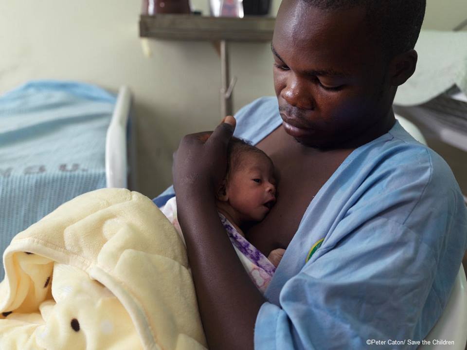 セーブ ザ チルドレン ジャパン Save The Children Japan ナイロビに暮らすビクターさんはこの日 双子の赤ちゃんのお父さんになりました 難産だった妻に代わり カンガルーケア 誕生時の母子スキンシップ をしています 父の日