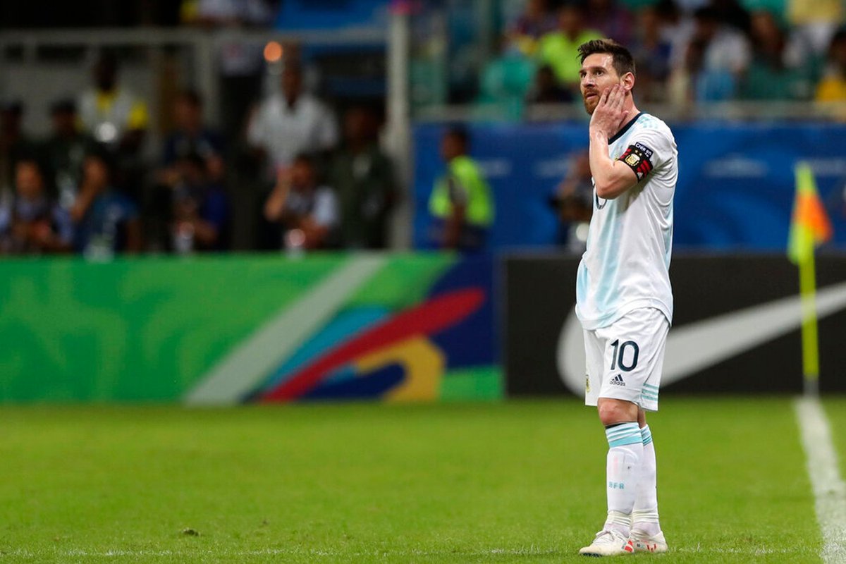 UtdArena's tweet photo. Lionel Messi vs Colombia:

78% pass accuracy
73 touches
31 passes
10 duels lost
3 times dispossessed
2 shots on target
1 big chance missed
0 accurate crosses (from 5 attempts)

A bad start to the campaign for a GOAT. Can he carry Argentina once more? https://t.co/uGRg4hd8oJ