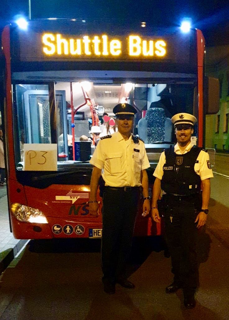 Polizei_OH's tweet photo. Die letzten #shuttlebusse vom #Hessentag2019 sind nun zu den #Parkplätzen gefahren. Wir verabschieden uns in die #Nacht und sind morgen wieder für euch da 👮🏼♂️🚓
#polizei #BadHersfeld #wirfüreuch #osthessen https://t.co/mGRO89YUjL