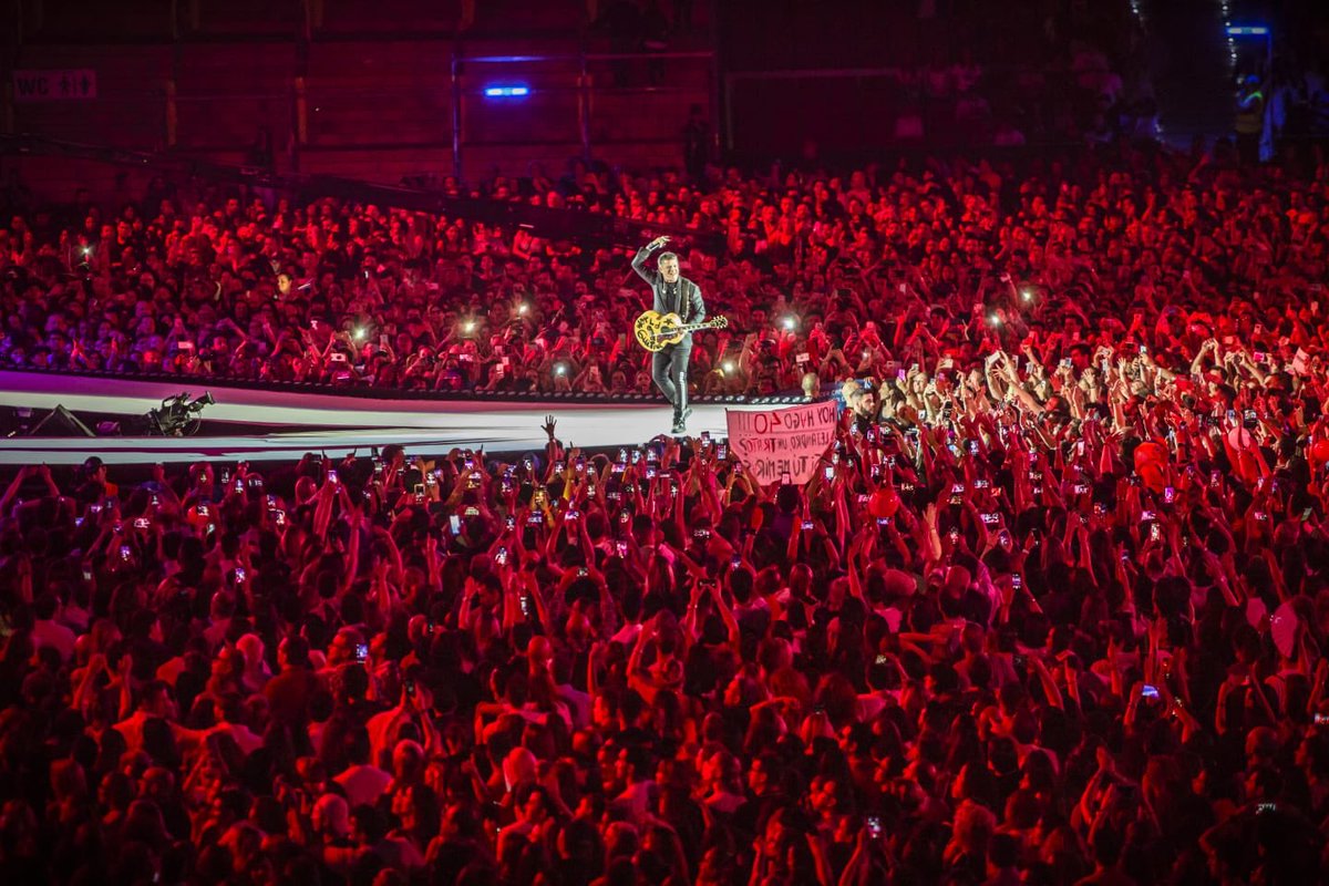 AlejandroSanz's tweet photo. ¿Cuántas veces habéis tenido la sensación que todo, absolutamente todo, es perfecto y no cambiarías nada? 
Ese es mi resumen de esta noche con vosotr@os. 
GRACIAS #Madrid @Camila_Cabello @pabloalboran @sarabaras @ManuelCarpeta #SaraFlamenco 
#LaGiraMadrid https://t.co/LcHeXGSOJW