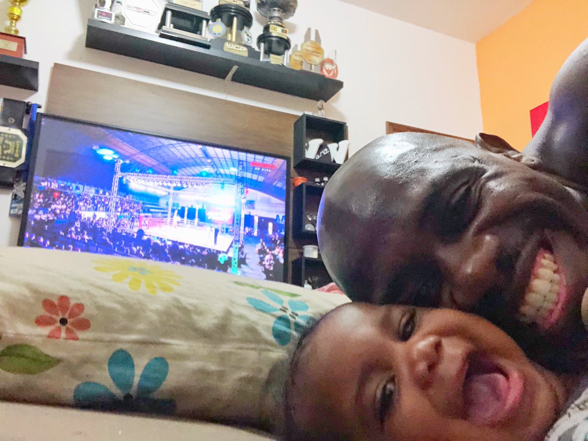 wpnegaoo's tweet photo. Assistindo @wgpkickboxing no @canalcombate com o meu caçulinha #Jamal futuro campeão também. 🏆💪🏿💥#pancadaforteequemataobicho #wgpkickboxing #wgpnocombate #luta #canalcombate #canalcombateaovivo https://t.co/xB0Akh172H
