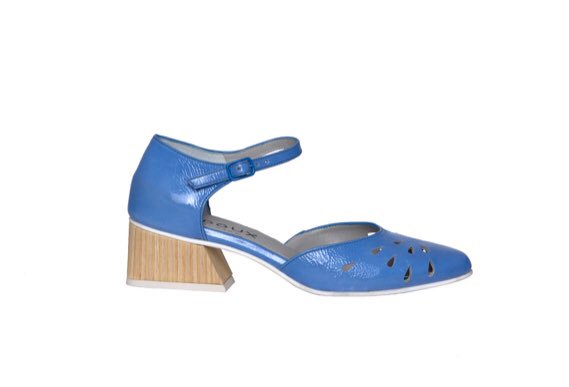 spanishoegal's tweet image. Inimitable shade of blue on this slanted heel Mary Jane with perforated front. A summer dream by Menorcan brand @Cdouxshop. #greatshoes #madeinspain