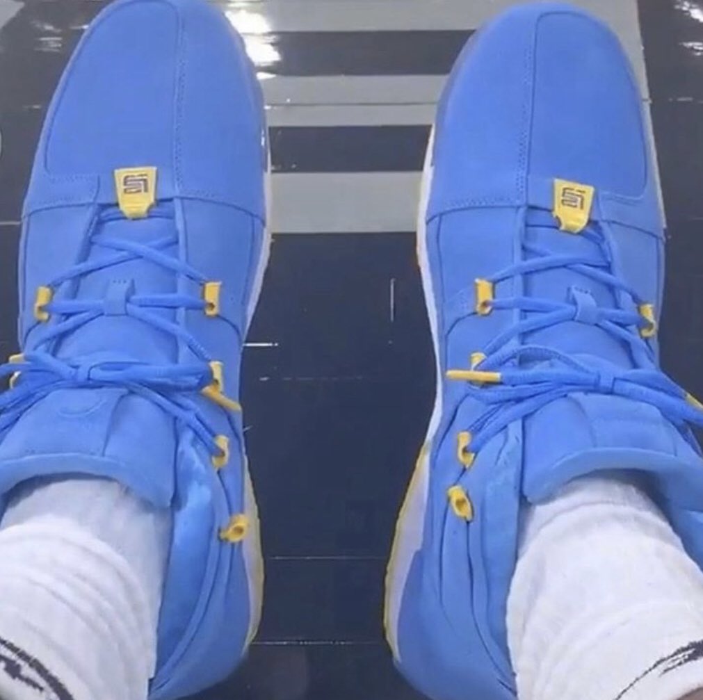 basshu2_com's tweet photo. 【Nike Lebron3】

☑️ WNBAの試合にレブロン、ラッセル・ウェストブルック、クリス・ポールが試合を観戦。

☑️レブロンの足元にはスカイブルーのレブロン3が。普段ばきでも活躍しそうな作品。

https://t.co/Loq8tSqzPV
#lebron3
#レブロン3
#バッシュ https://t.co/4fGTfCxVcL