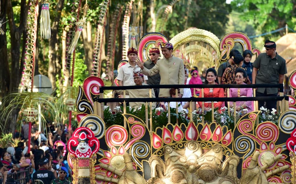 Dengan baju adat berwarna coklat, dipadukan dengan udeng, saput dan kamen ungu ini, saya menghadiri pembukaan Pesta Kesenian Bali 2019 di Denpasar, kemarin. Tidak sekadar hadir, saya dan Ibu Negara bahkan turut menjadi peserta pawai dengan naik mobil hias. 

Terima kasih, Bali.