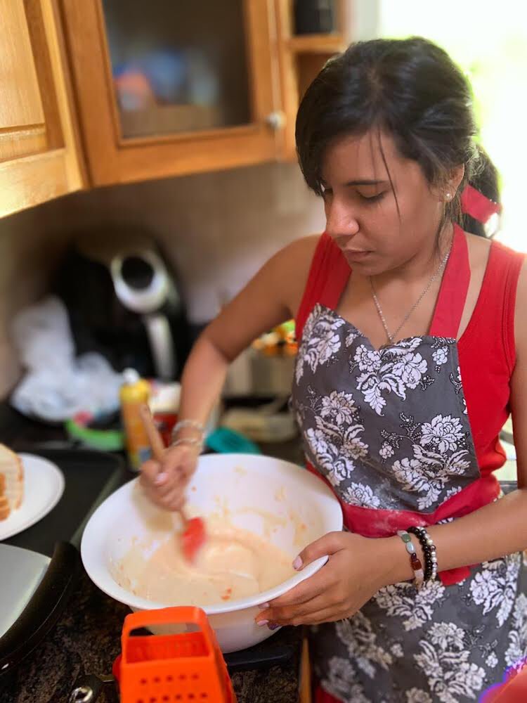 genconectada's tweet photo. Hoy tuvimos un Pancake War entre Rocío (#TeamRojo) y Brandon (#TeamAzul). 🥞🔥 Se evaluó por sabor, consistencia, creatividad y presentación. El 1er round fue un empate mientras que el 2ndo round Rocío ganó.
¡ Rocío es la ganadora ! ❤️

#generaciónconectada https://t.co/WKuFFSayKj